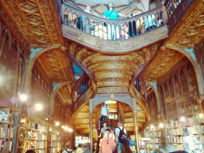 Librería Lello e irmão en Oporto. La librería más bonita de Europa. En la imagen vemos una librería. Las TIC, junto a los libros serán tus compañeros de formación a lo largo de tu vida.